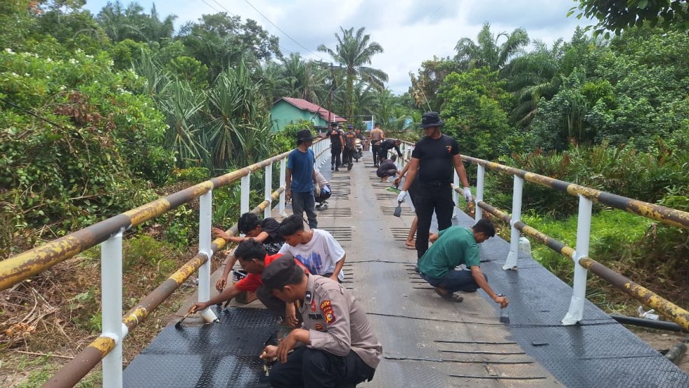 Gotong Royong Hari Keempat, Polri dan Warga Kebutin Renovasi Jembatan Sungai Penyengat di Siak