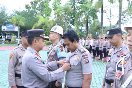 Kapolres Siak Riau Copot Satu Personil dari Kesatuan, Baju Dilepas Saat Upacara