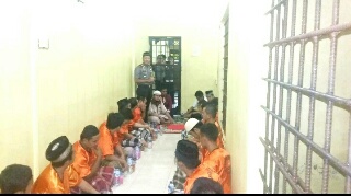 Kapolres Kuansing Buka Puasa Bersama dengan Para Tahanan di Rutan