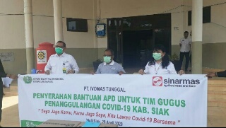 PT Ivomas Tunggal Sumbangkan APD kepada Tim Gugus Covid19 Siak 