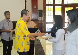 Diujung Penantian, Akhirnya SK CPNS Bidan Desa Diserahkan