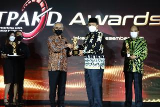 Bupati Siak Terima Penghargaan, Kabupaten Terbaik Penyediaan Akses Keuangan di Wilayah Terpencil