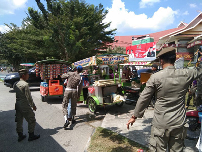 Membandel, Satpol PP Pekanbaru Tertibkan PKL di Jalan Protokol