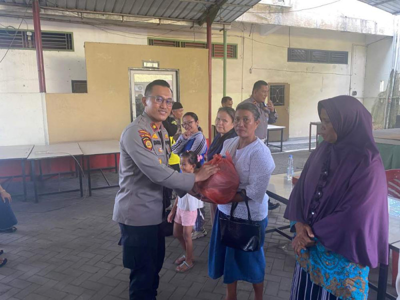Cooling System, Polsek Kandis Bagi-bagi Sembako kepada Warga