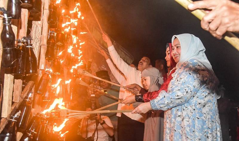 Bupati Kasmarni Buka Festival Lampu Colok Mandau, Semarak Tahun Baru 1445 Hijriyah