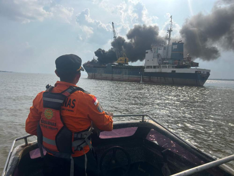 Kapal Tanker Bermuatan Sagu Terbakar di Perairan Meranti Riau