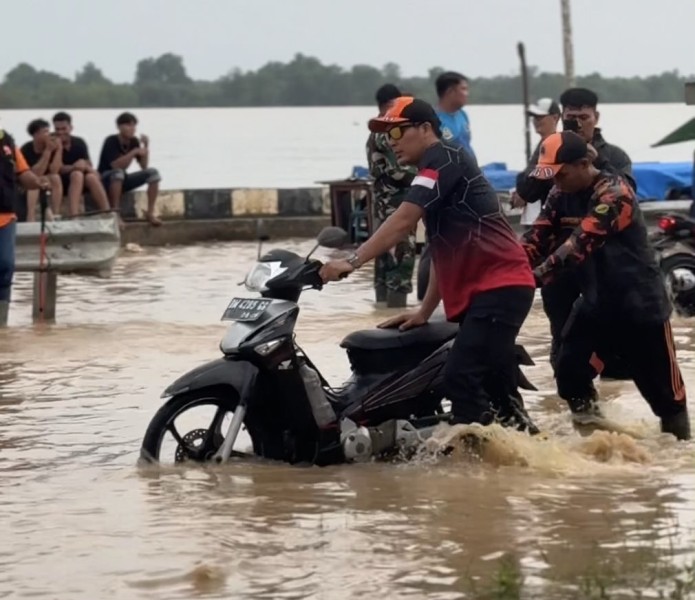 Banjir Rob Rendam Tembilahan, Banyak Kendaraan Mogok Hingga Air Masuk Rumah Warga