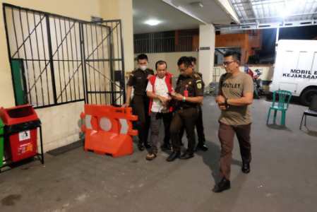 Ditangkap Saat Berjualan, Tim Kejaksaan Amankan Buronan Kejari Padang