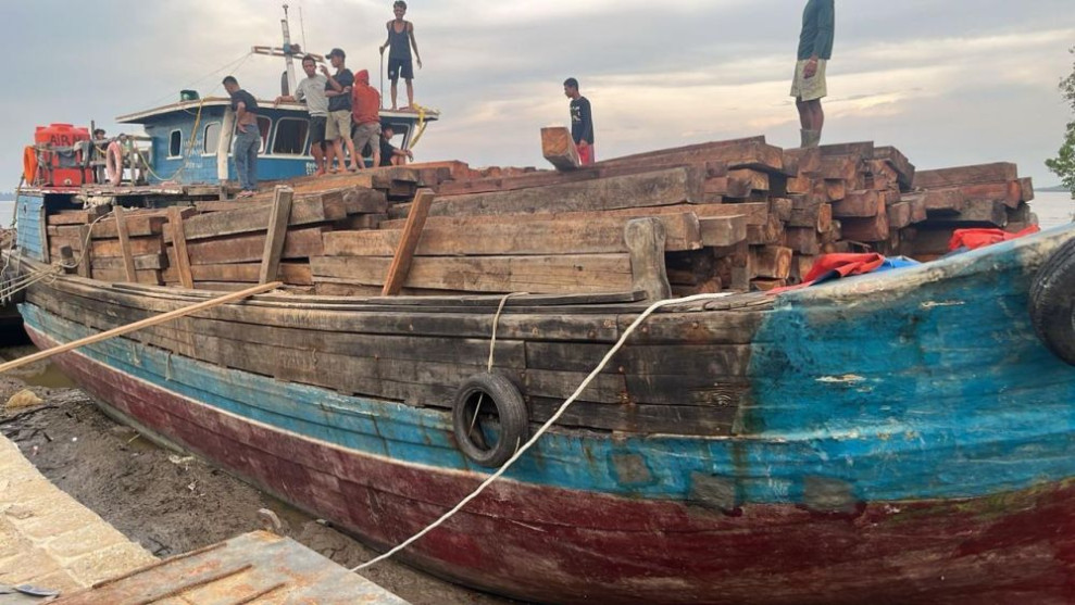 Kapal Bermuatan Kayu 70 Ton Berhasil Ditangkap di Perairan Meranti Riau