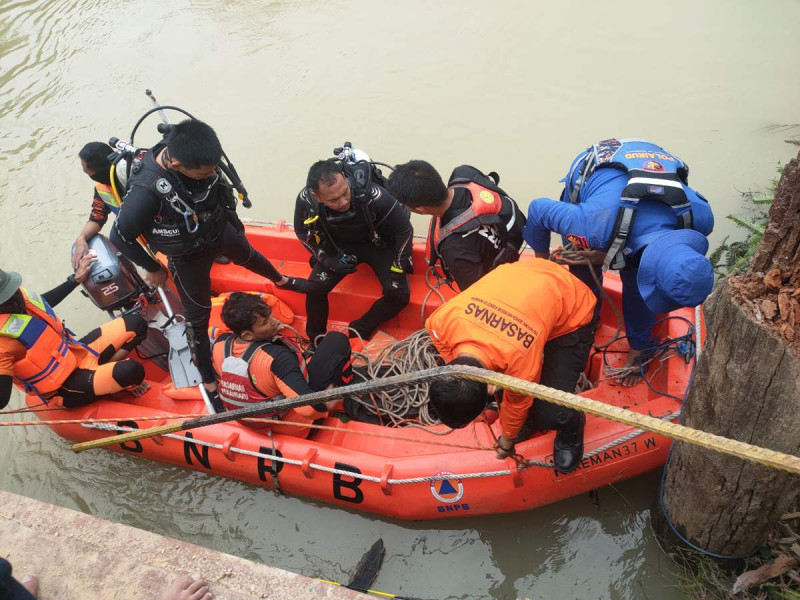 Tim SAR Gabungan Berhasil Evakuasi Sopir Truk Terjun ke Sungai Segati, Begini Kondisinya