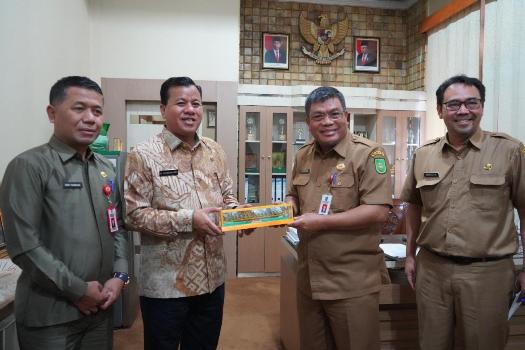 Perjuangkan Keluhan Masyarakat Soal Kayu Jalur, Suhardiman Temui Kadis DLHK Riau