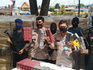 Negara Alami Kerugian 4,9 Miliar dari Penyelundupan 1.062 Kotak Rokok Ilegal di Sebuah Kapal