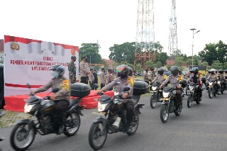 Berjuang Bersama Melawan Covid-19, Kapolda Bersama Danrem Lepas Penyerahan 503 Paket Bansos