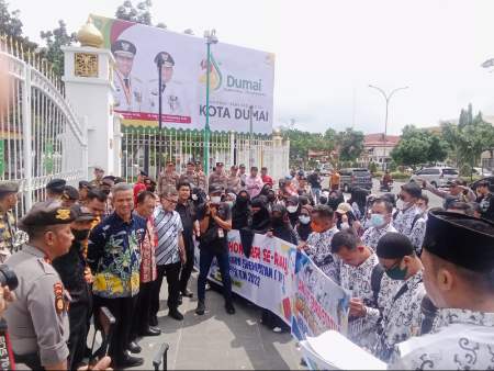 Dinilai Sarat Masalah, Ratusan Guru Honorer Demo Gubri dan DPRD Riau 