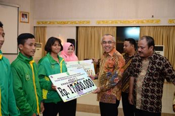 Gubri Serahkan Bonus Atlet Popnas XIV