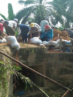 Benahi Jembatan Warga, Desa Titian Resak Lakukan Gotong Royong 