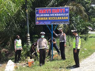 Polres Siak Pasang Spanduk Himbauan Kamseltibcarlantas Disejumlah Titik Rawan Laka di Minas