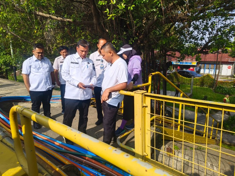 Ganggu Kenyamanan Pejalan Kaki, Gubri Wahid Minta Kabel Optik di Jembatan Siak I Ditertibkan