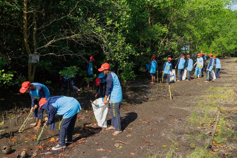 Peringati Hari Lingkungan Hidup Sedunia, Yayasan AHM Tanam Puluhan Ribu Mangrove