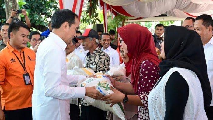 Empat Bulan Terakhir, Jokowi Bagi-bagi Bansos Rp55,5 Triliun