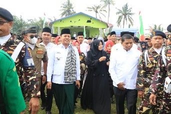 Ribuan Warga Sungai Sirih Antusias Sambut Kedatangan H Suhardiman dan Ustadzah Mumpuni