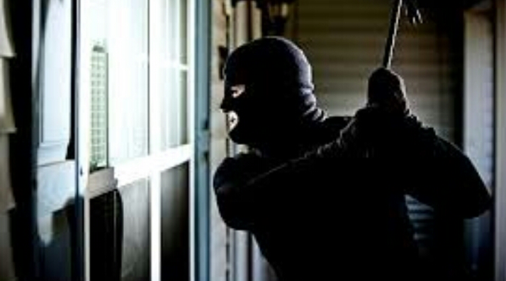 Maling Gasak Puluhan Juta dari Toko Ponsel 