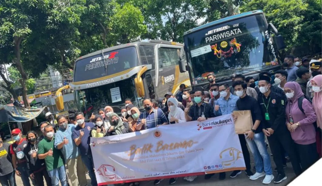 Ketua PMRJ Lepas Peserta Mudik Bersama Mahasiswa Riau se-Jawa
