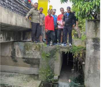 Drainase Tersumbat, Muflihun Langsung Turun Tangan Goro Bersama Warga