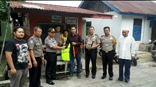 Polsek Sukajadi Beri Bantuan Perlengkapan Siskamling