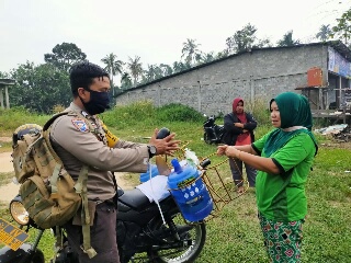  Polisi di Inhu Keliling Bawa Galon Cuci Tangan Warga