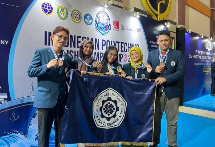 Membanggakan! Mahasiswa Polteknaker Raih 10 Penghargaan di Dua Ajang Nasional