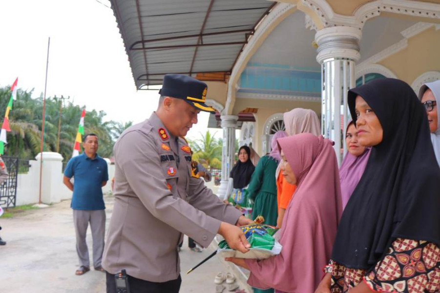 Bentuk Hadirnya Polri, Kapolres Rohil Berikan Sembako kepada Masyarakat dan Ajak Sukseskan Pilkada 2024