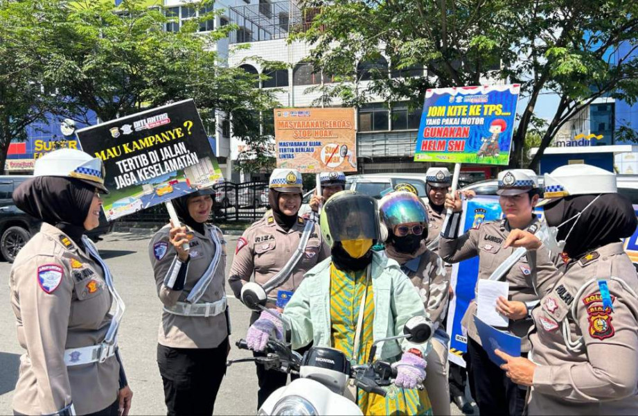 Jumpai Pengendara Di Jalanan, Ditlantas Polda Riau Edukasi Keselamatan dan Pilkada Damai 2024