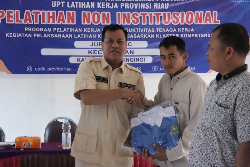 Buka  Pelatihan Non-Institusional Jurusan AC Disnaker Kuansing, Bupati Berharap Ciptakan Lapangan Kerja Baru