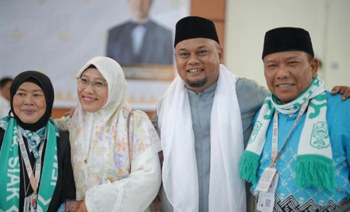 Wakil Bupati Siak dan PPIH Sambut Hangat Kepulangan 252 Jamaah Haji Kloter BTH-12 di Batam