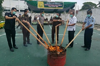 Polresta Pekanbaru Hadiri Pemusnahan Barang Bukti di Kejari 