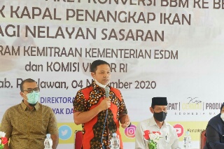 Turun ke Dapil, Abdul Wahid Bantu Para Nelayan di Pelalawan Mesin Ramah Lingkungan 