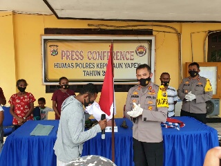 Serahkan Dua Pucuk Senjata & Amunisi, Komandan KKB Serahkan Diri ke Polres