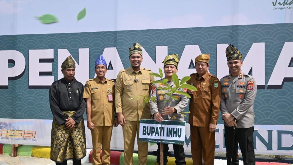 Lestarikan Lingkungan, Kapolda Riau Tanam Pohon di Kawasan Wisata Danau Raja