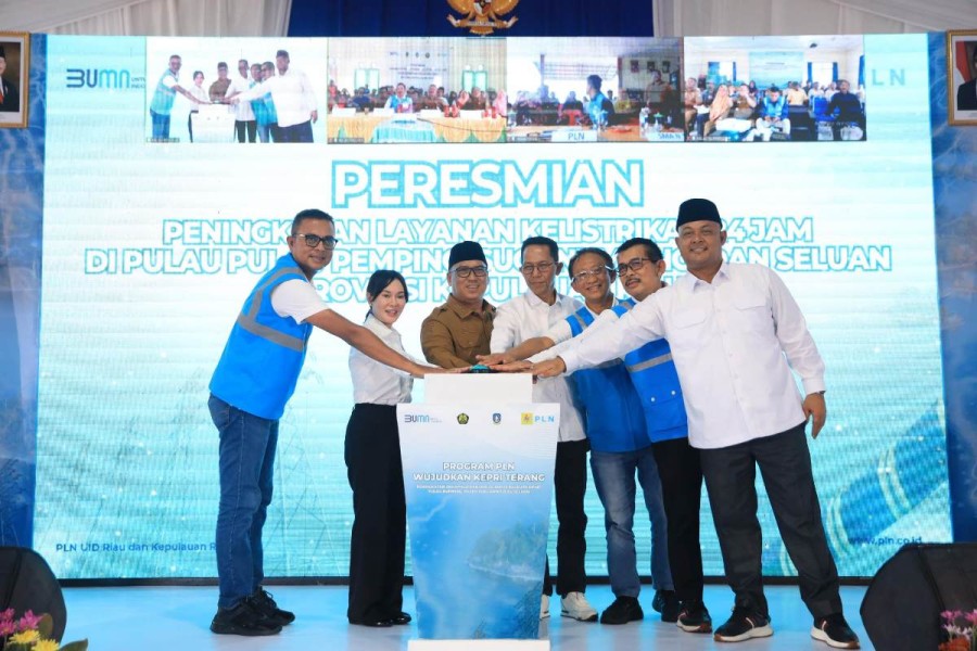 Direktur Distribusi PLN Resmikan Layanan Kelistrikan 24 Jam di 4 Pulau Terpencil Kepri Secara Serentak