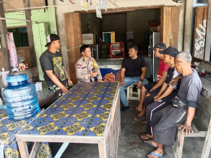 Bhabinkamtibmas Kelurahan Sungai Salak Lakukan Door to Door untuk Perkuat Hubungan Persaudaraan