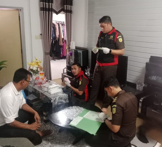 Kejari Inhu Geledah Rumah Dirut BPR, Diduga Terkait Deposito Nasabah dan Kredit Fiktif