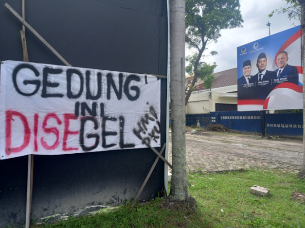 Peringatan Keras, HMI Segel Kantor Partai di Pekanbaru