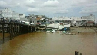 Belasan Rumah Rusak Berat Akibat Tanah Longsor di Kuala Enok 