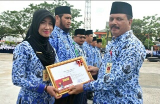 HUT Korpri dan PGRI, Bupati Inhil Berikan Penghargaan Bagi 10 ASN Berprestasi