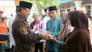 Salurkan Bantuan, Gubri dan Bupati Inhil Tinjau Kebakaran di Tembilahan Hulu