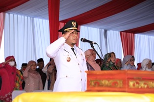 Husni Merza Pimpin Upacara Penurunan Bendera Merah Putih HUT RI ke-77 Tahun 2022