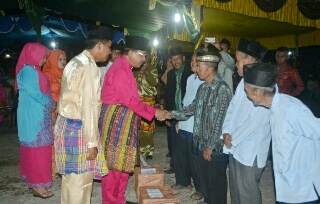 Buka MTQ di Enok, Bupati Inhil Serahkan Bantuan Bagi Kaum Duafa dan Jompo