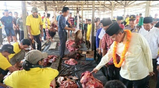 Ke Desa Teluk Kiambang, Bupati Wardan Saksikan Penyembelihan Hewan Qurban