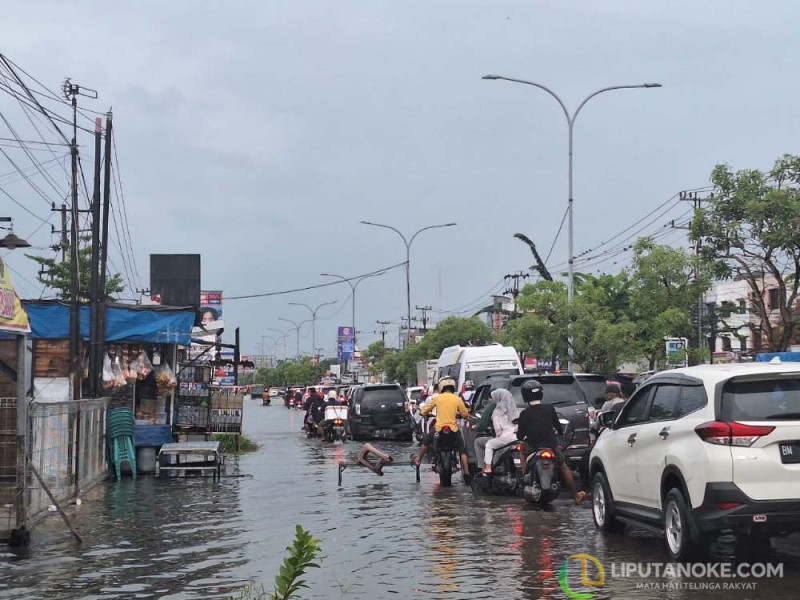 Pekanbaru Kembali Diguyur Hujan Deras, Pengemudi Ojol: Jalanan Pekanbaru 'Berkuah'